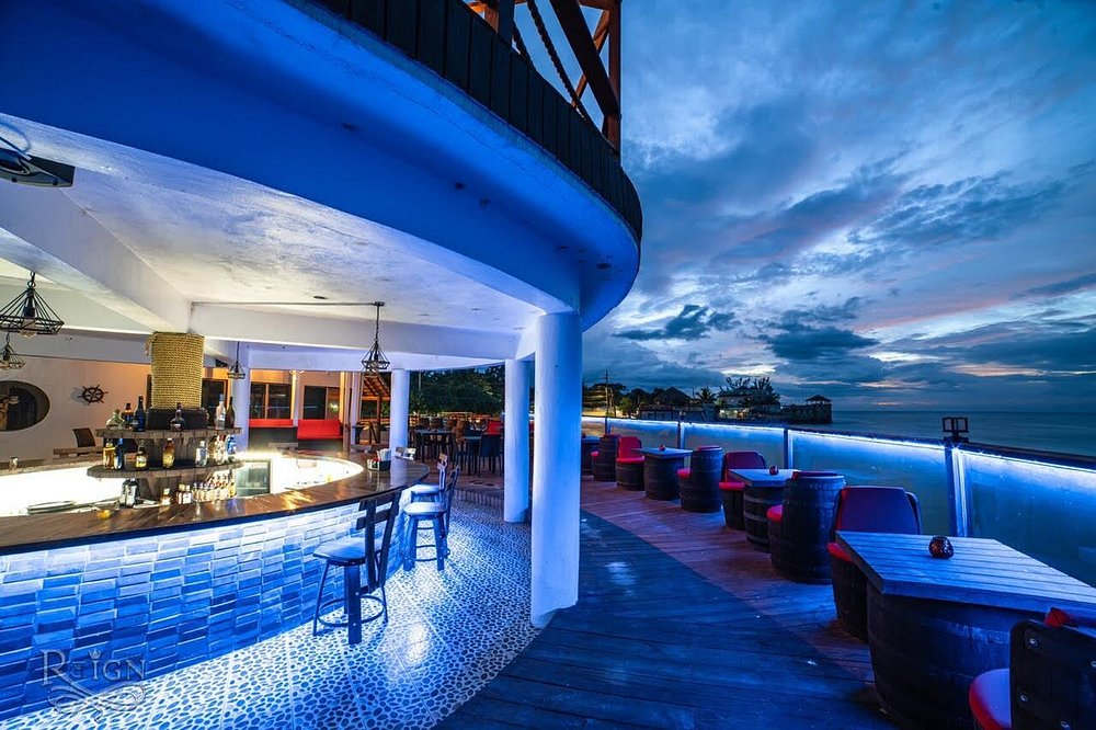 The iconic bar with ocean views